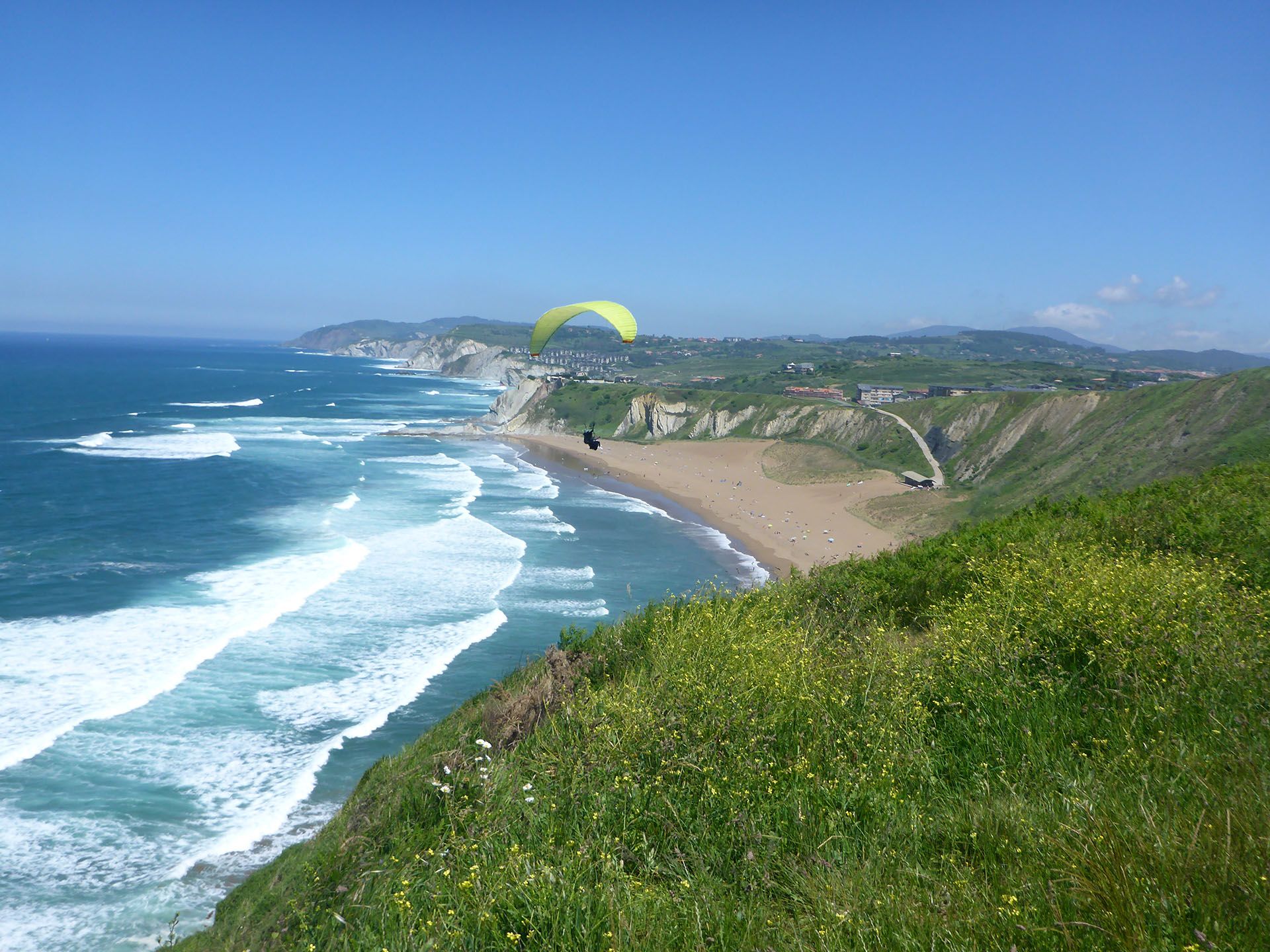 Vista aérea de la playa de Sopela y los acantilados desde el parapente
